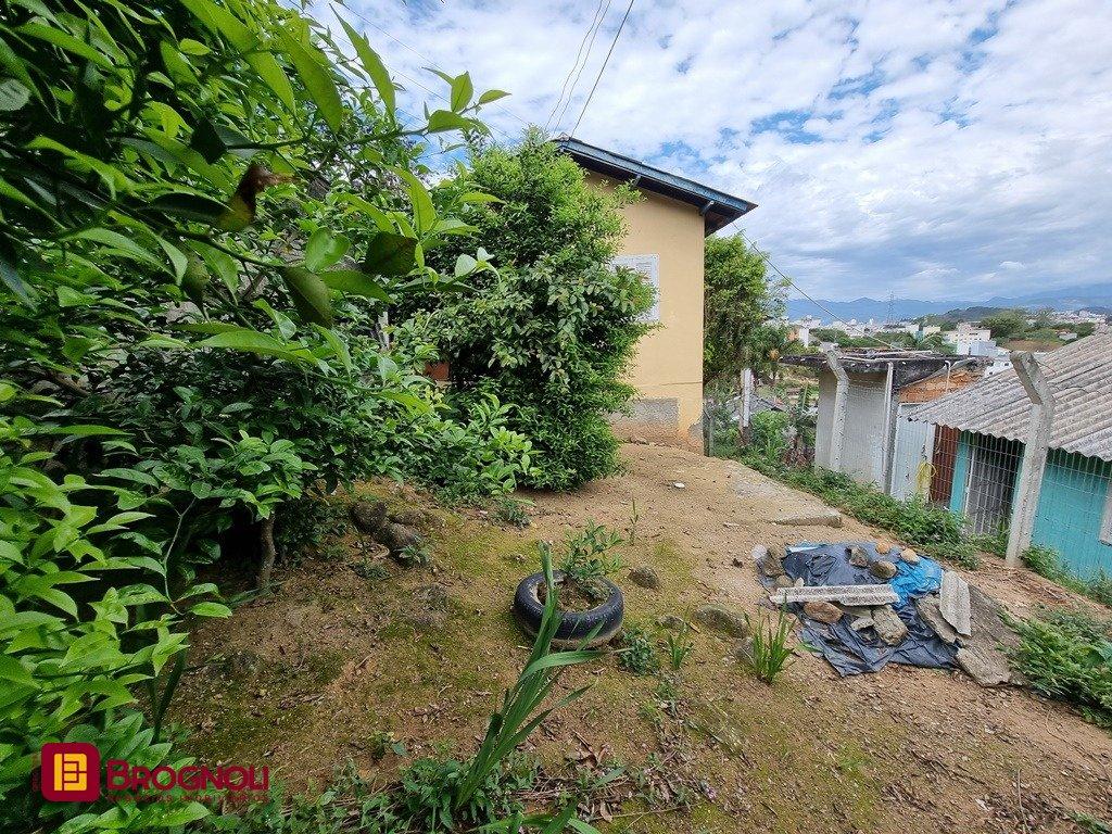 Casa com 55m², 2 quartos, 4 garagens, no bairro São Luiz em São José