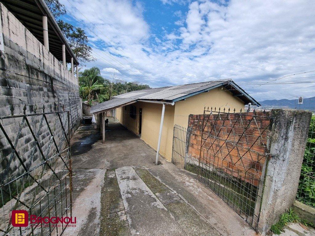 Casa com 55m², 2 quartos, 4 garagens, no bairro São Luiz em São José