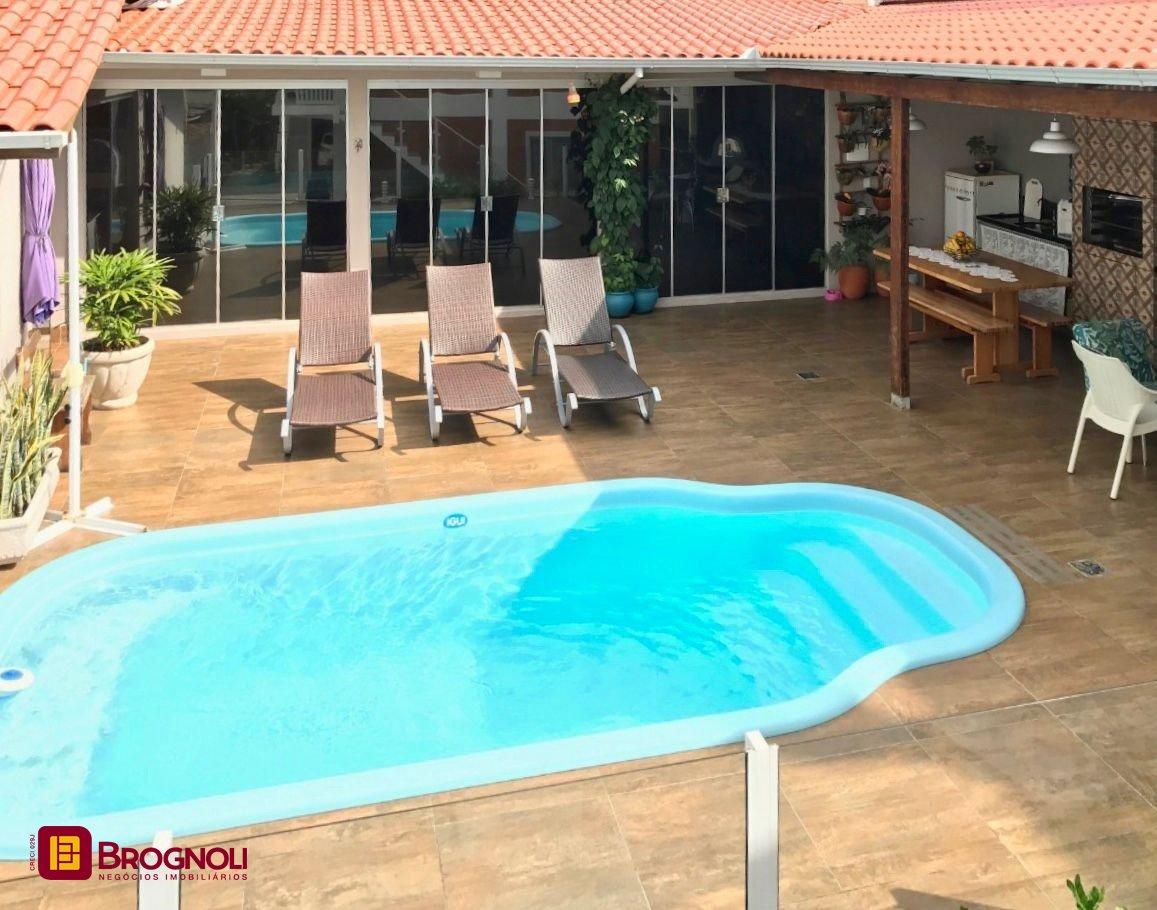 Casa com 320m², no bairro Canasvieiras em Florianópolis