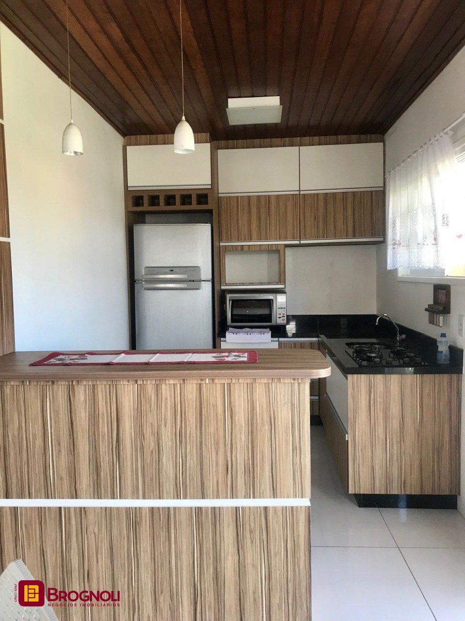 Casa com 320m², no bairro Canasvieiras em Florianópolis