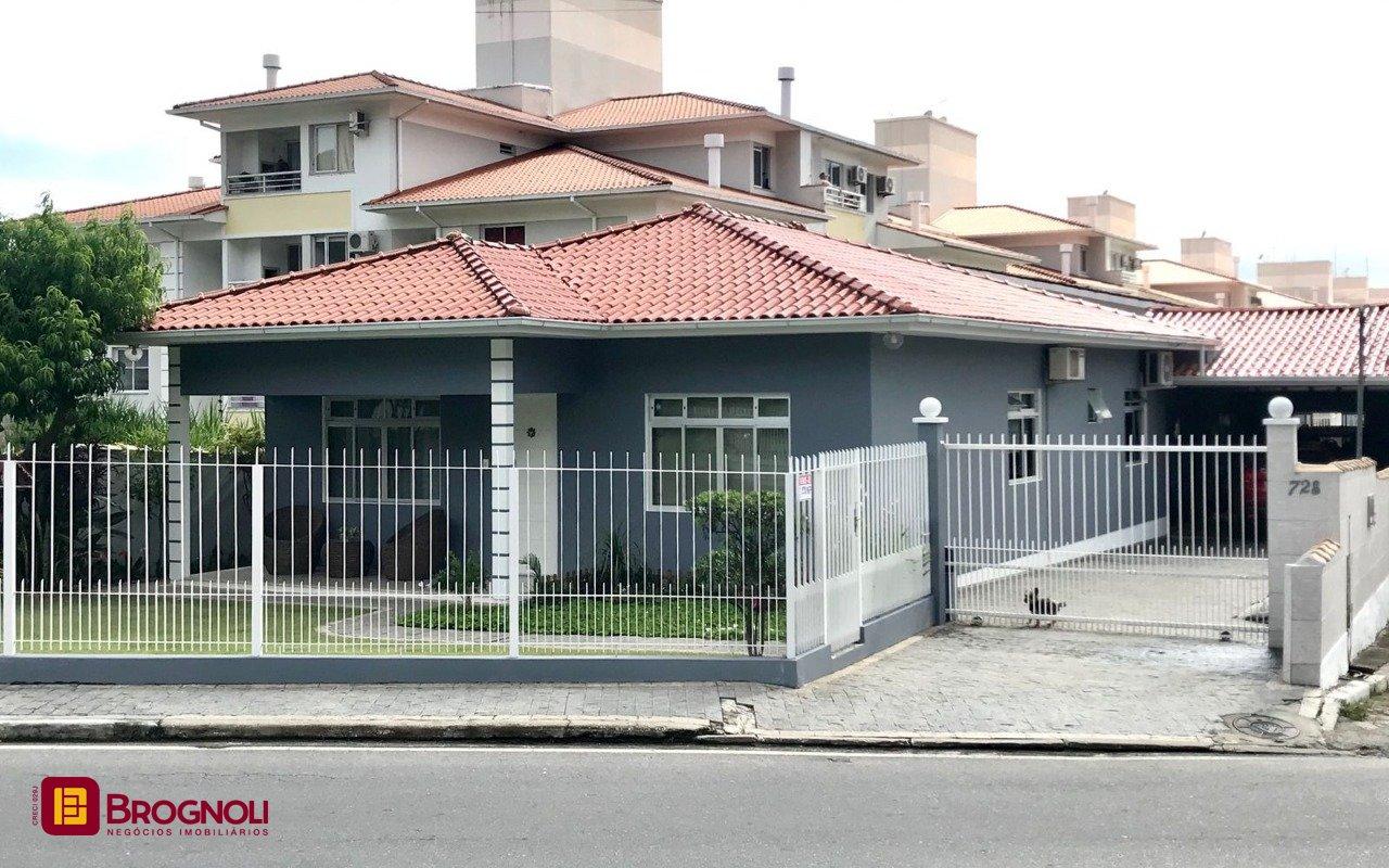 Casa com 320m², no bairro Canasvieiras em Florianópolis
