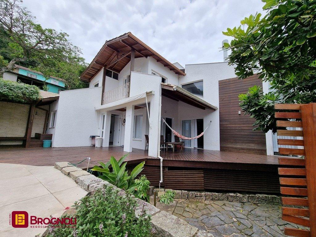 Casa com 300m², 5 quartos (sendo 2 suítes), 2 garagens, no bairro Sambaqui em Florianópolis