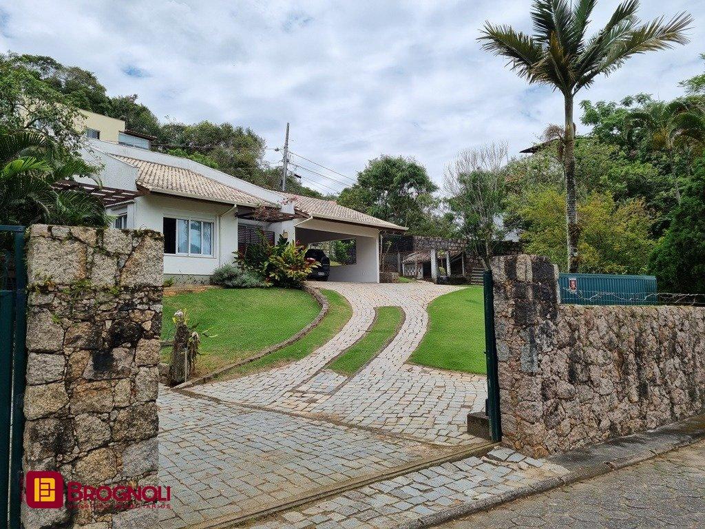 Casa com 300m², 5 quartos (sendo 2 suítes), 2 garagens, no bairro Sambaqui em Florianópolis