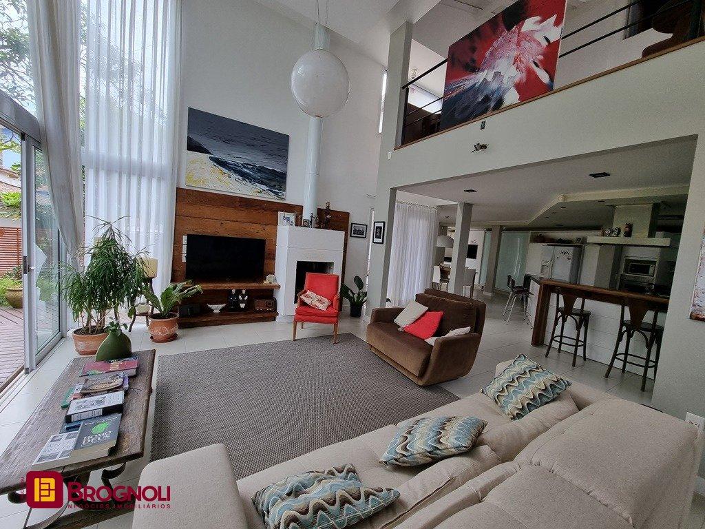 Casa com 300m², 5 quartos (sendo 2 suítes), 2 garagens, no bairro Sambaqui em Florianópolis