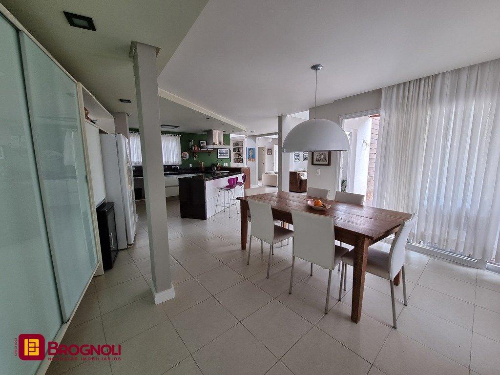 Casa com 300m², 5 quartos (sendo 2 suítes), 2 garagens, no bairro Sambaqui em Florianópolis