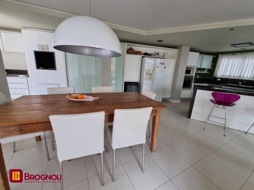 Casa com 300m², 5 quartos (sendo 2 suítes), 2 garagens, no bairro Sambaqui em Florianópolis