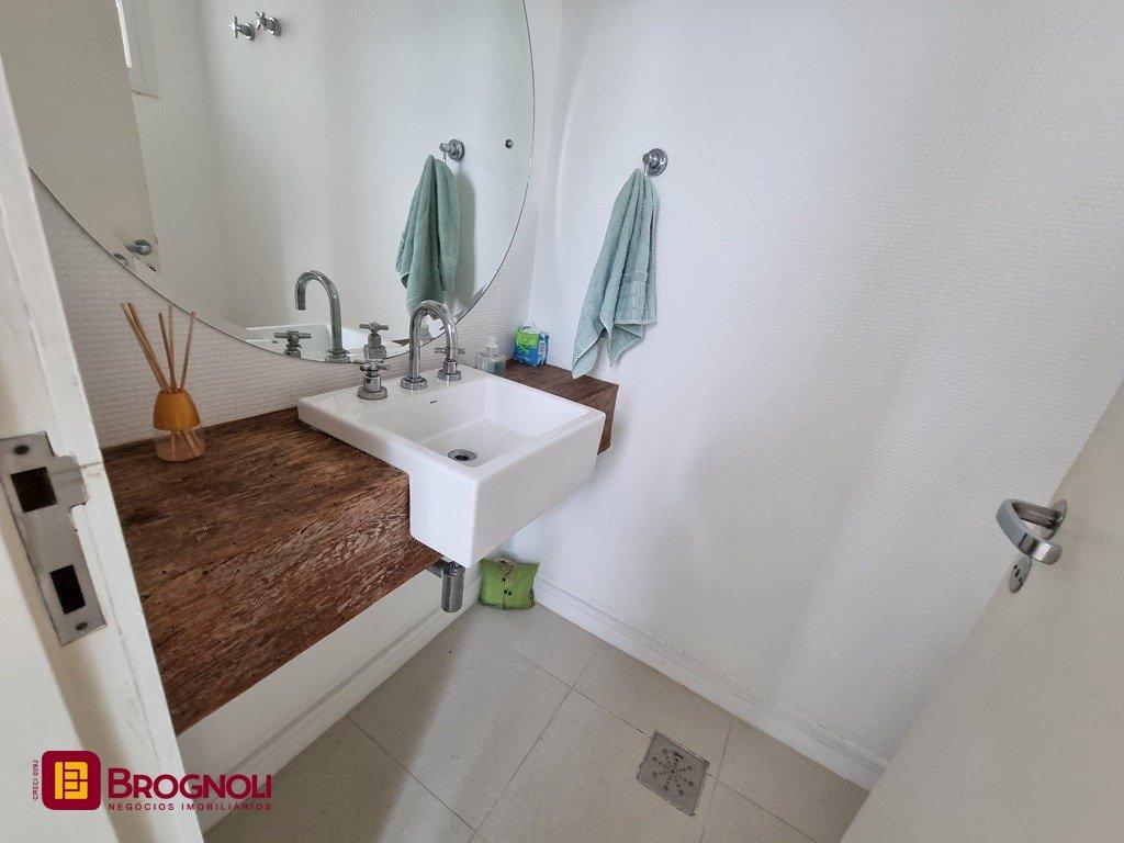 Casa com 300m², 5 quartos (sendo 2 suítes), 2 garagens, no bairro Sambaqui em Florianópolis