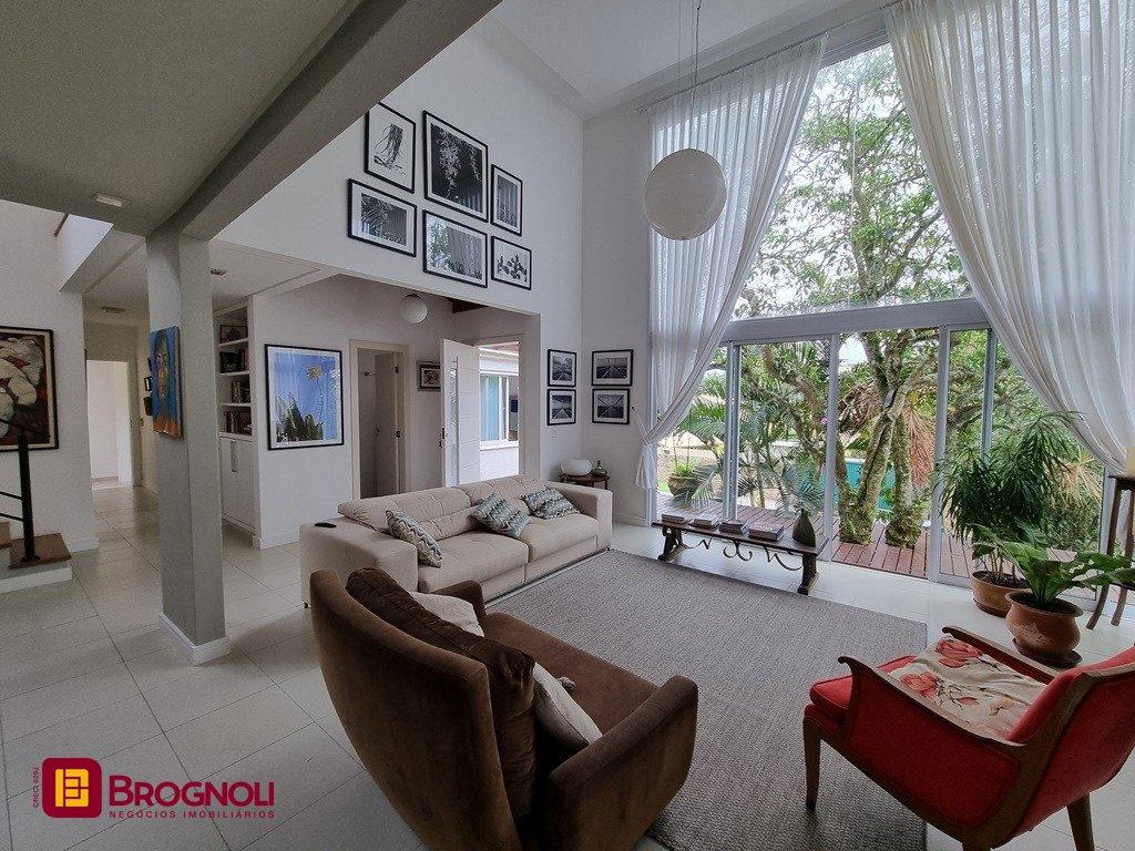 Casa com 300m², 5 quartos (sendo 2 suítes), 2 garagens, no bairro Sambaqui em Florianópolis