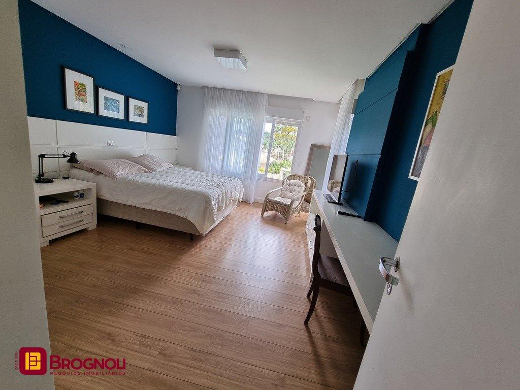 Casa com 300m², 5 quartos (sendo 2 suítes), 2 garagens, no bairro Sambaqui em Florianópolis