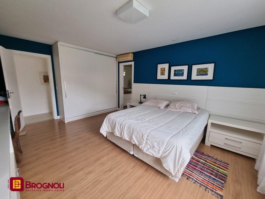 Casa com 300m², 5 quartos (sendo 2 suítes), 2 garagens, no bairro Sambaqui em Florianópolis