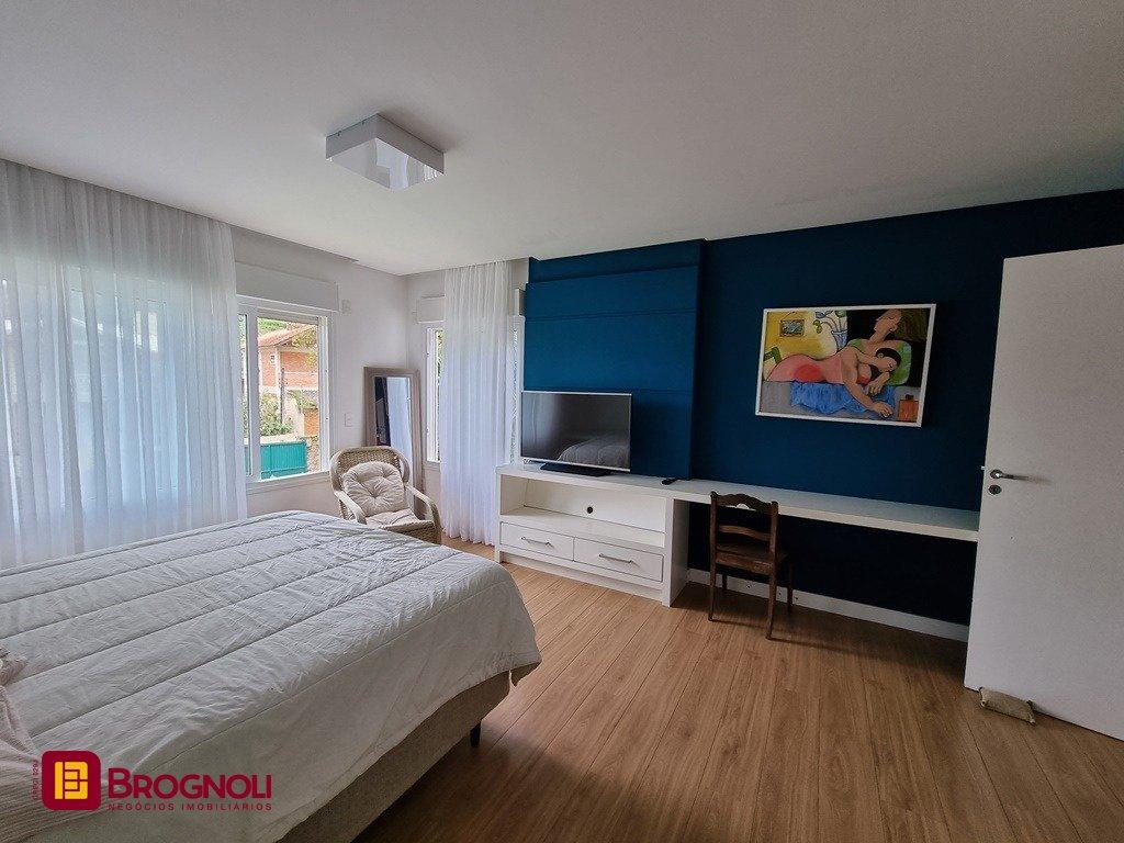 Casa com 300m², 5 quartos (sendo 2 suítes), 2 garagens, no bairro Sambaqui em Florianópolis