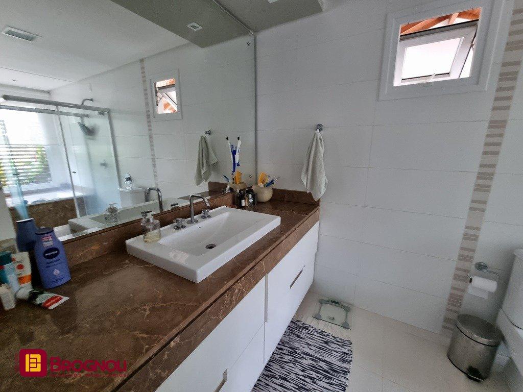 Casa com 300m², 5 quartos (sendo 2 suítes), 2 garagens, no bairro Sambaqui em Florianópolis