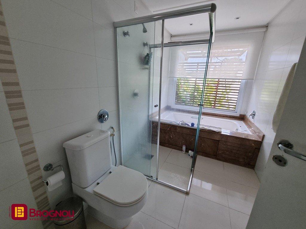 Casa com 300m², 5 quartos (sendo 2 suítes), 2 garagens, no bairro Sambaqui em Florianópolis