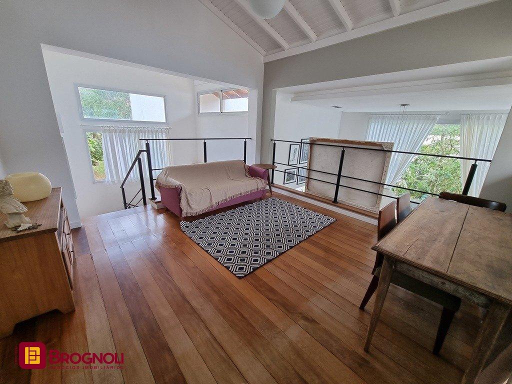Casa com 300m², 5 quartos (sendo 2 suítes), 2 garagens, no bairro Sambaqui em Florianópolis