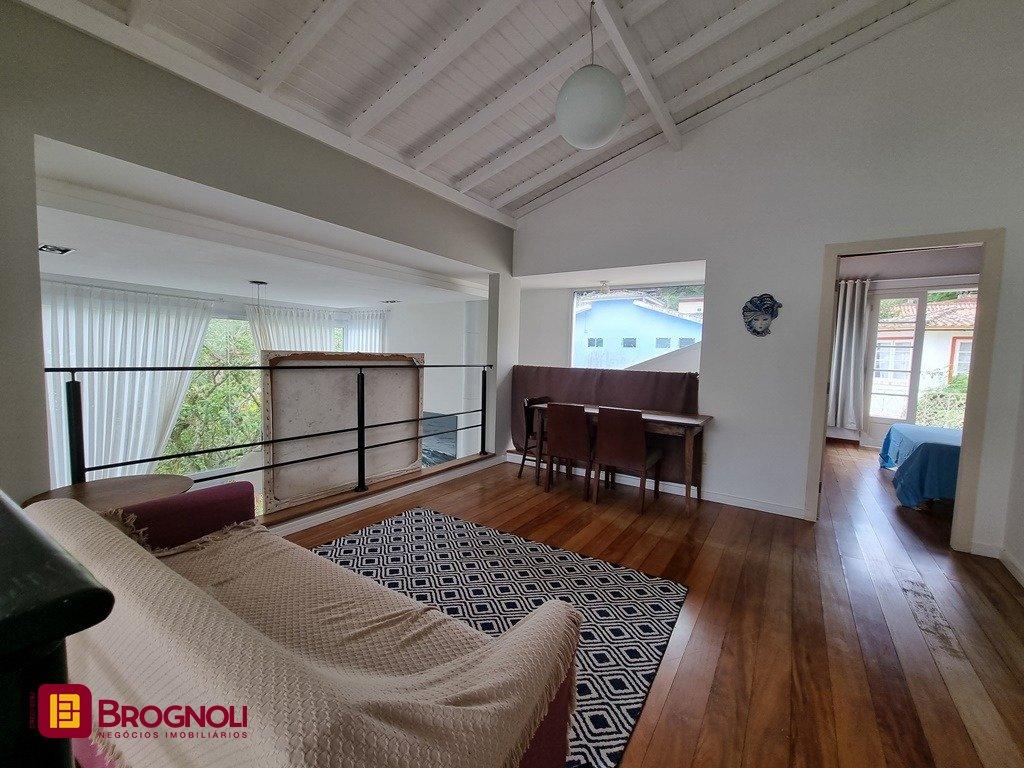 Casa com 300m², 5 quartos (sendo 2 suítes), 2 garagens, no bairro Sambaqui em Florianópolis