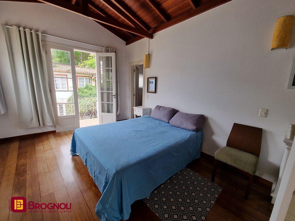 Casa com 300m², 5 quartos (sendo 2 suítes), 2 garagens, no bairro Sambaqui em Florianópolis