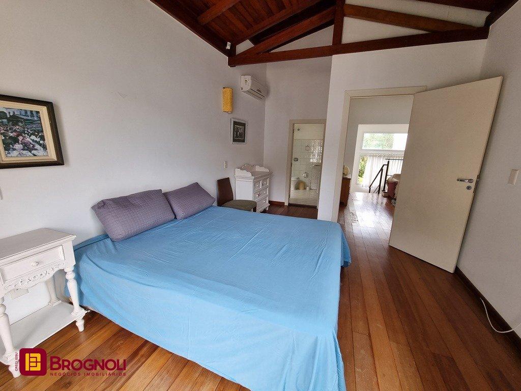 Casa com 300m², 5 quartos (sendo 2 suítes), 2 garagens, no bairro Sambaqui em Florianópolis