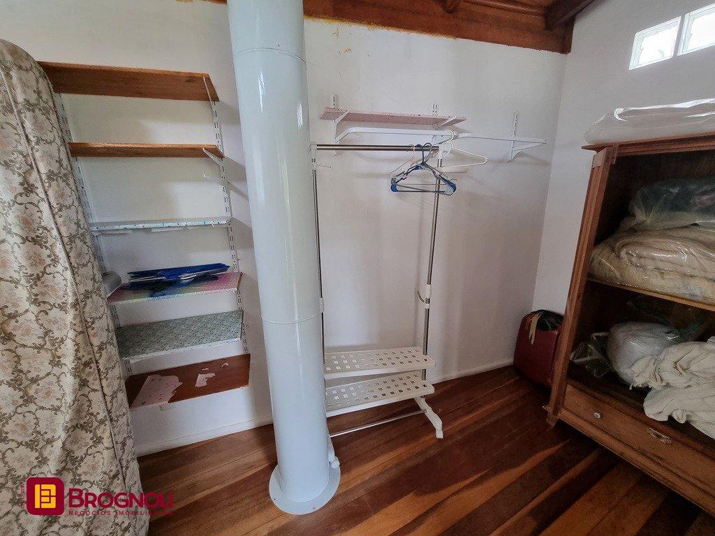 Casa com 300m², 5 quartos (sendo 2 suítes), 2 garagens, no bairro Sambaqui em Florianópolis