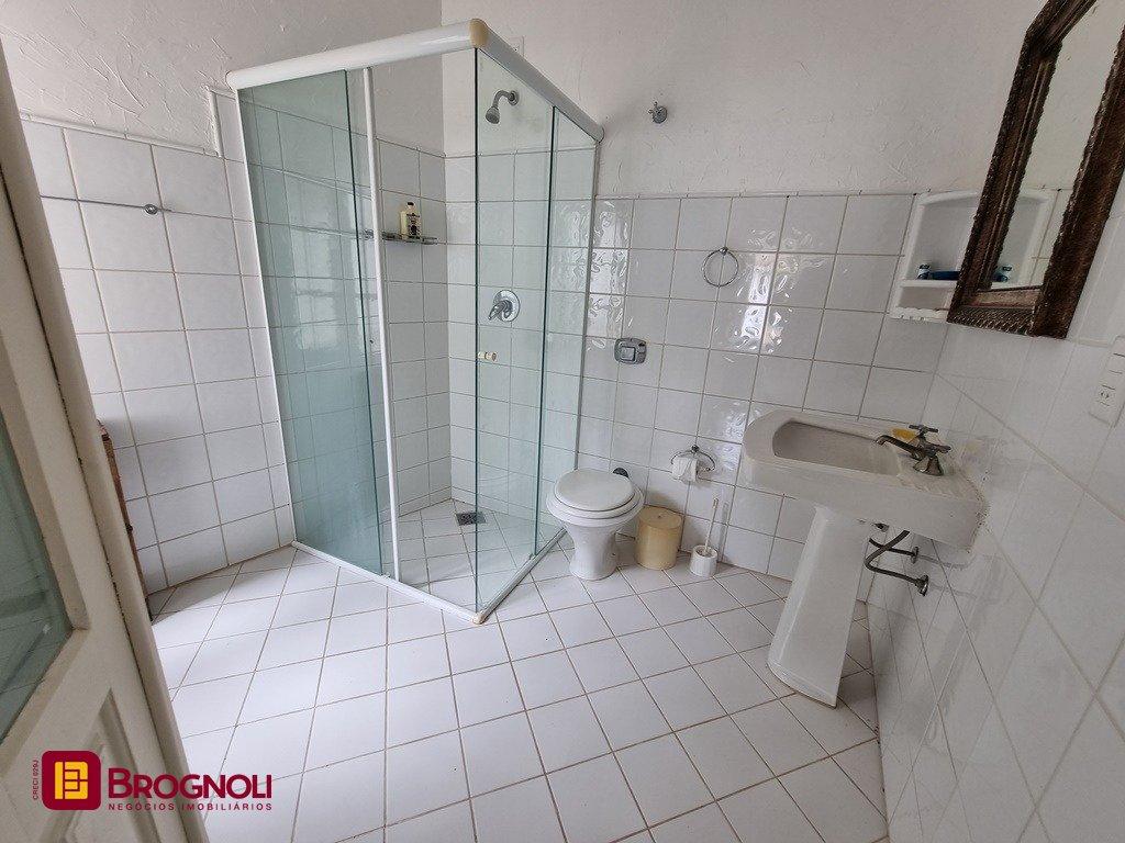 Casa com 300m², 5 quartos (sendo 2 suítes), 2 garagens, no bairro Sambaqui em Florianópolis