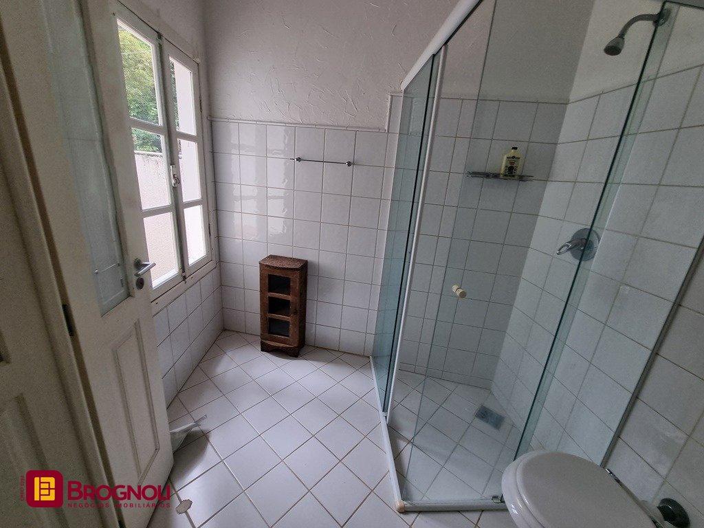 Casa com 300m², 5 quartos (sendo 2 suítes), 2 garagens, no bairro Sambaqui em Florianópolis