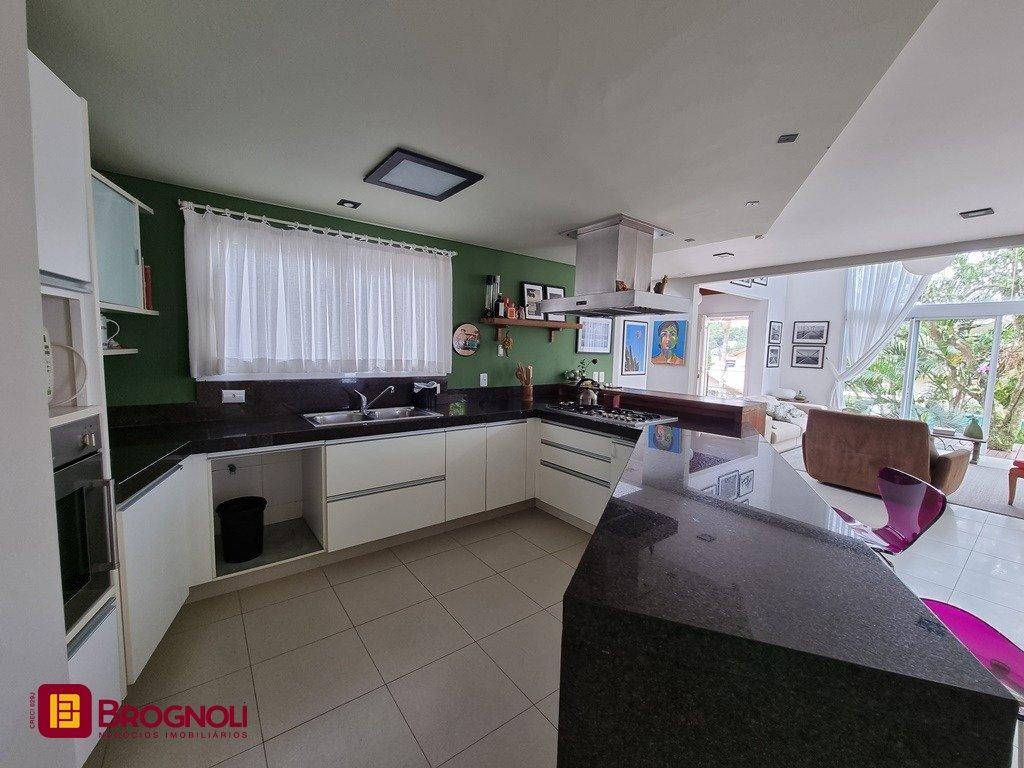 Casa com 300m², 5 quartos (sendo 2 suítes), 2 garagens, no bairro Sambaqui em Florianópolis