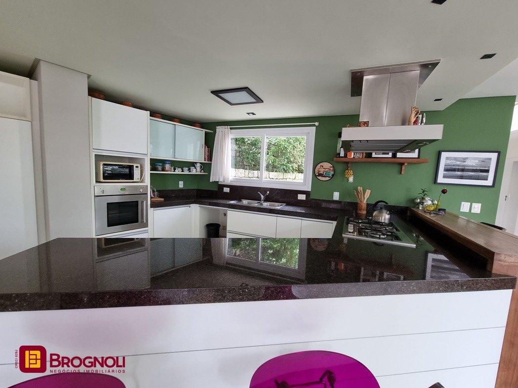 Casa com 300m², 5 quartos (sendo 2 suítes), 2 garagens, no bairro Sambaqui em Florianópolis