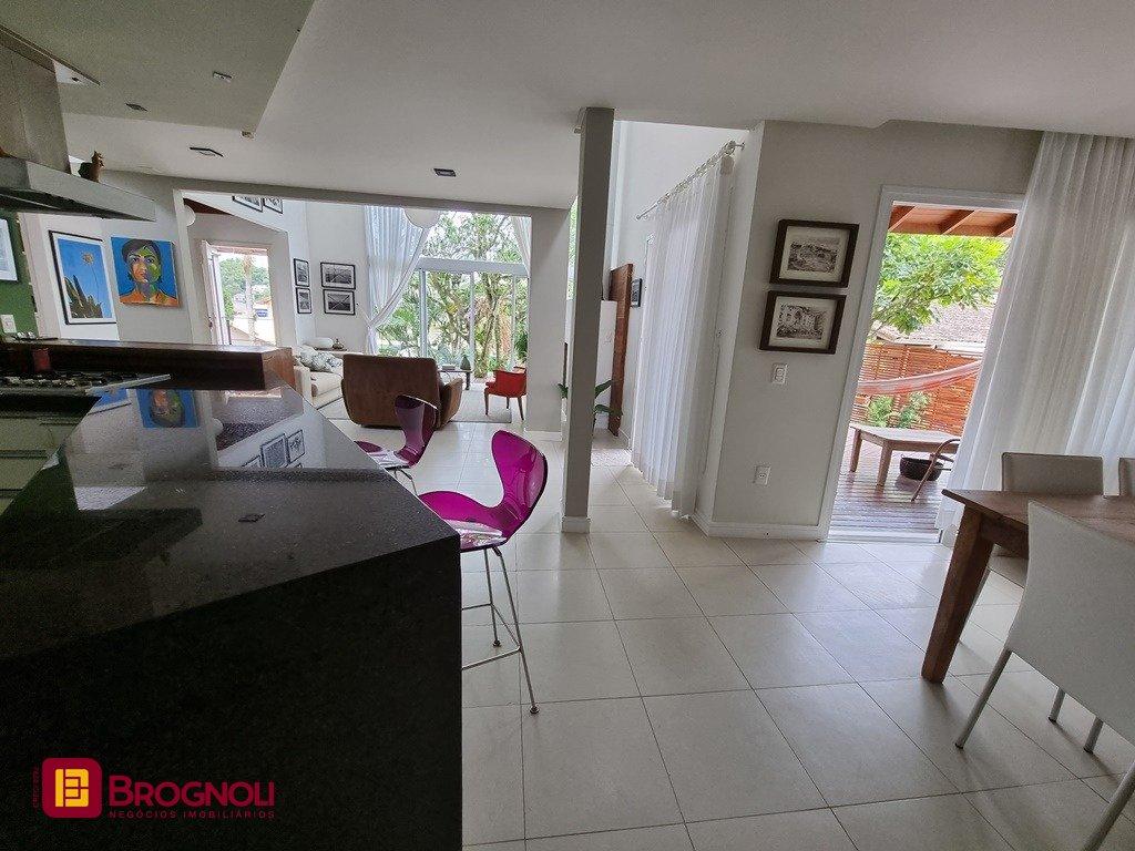 Casa com 300m², 5 quartos (sendo 2 suítes), 2 garagens, no bairro Sambaqui em Florianópolis