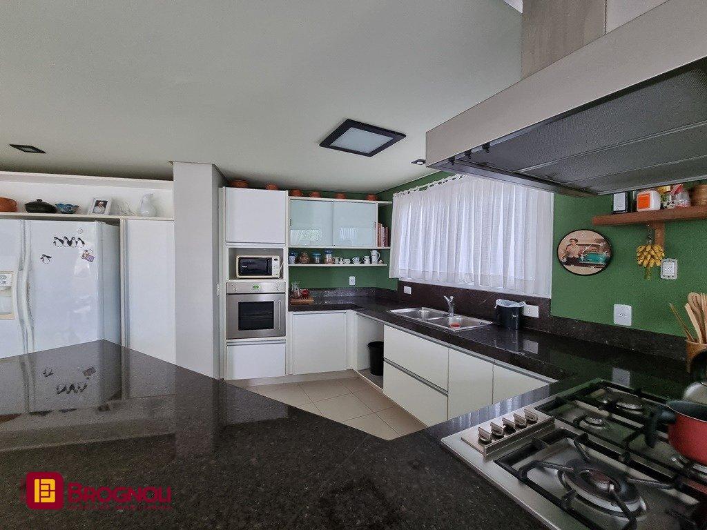 Casa com 300m², 5 quartos (sendo 2 suítes), 2 garagens, no bairro Sambaqui em Florianópolis