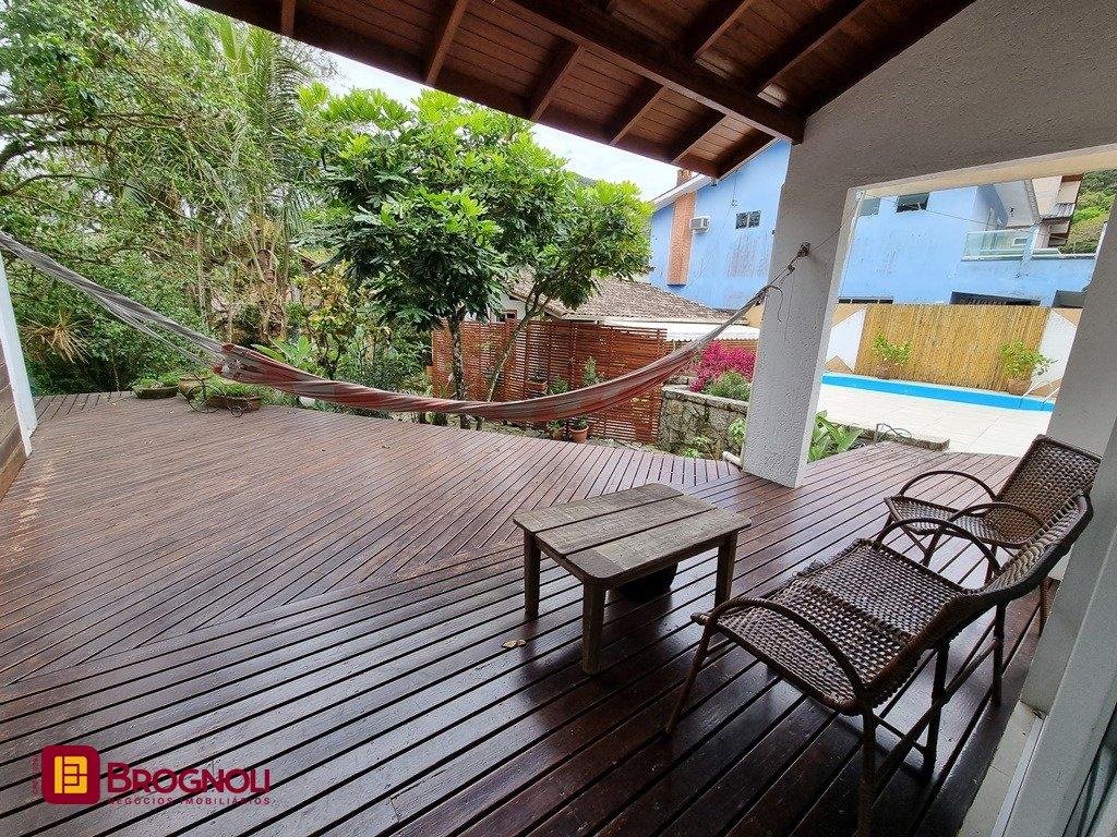 Casa com 300m², 5 quartos (sendo 2 suítes), 2 garagens, no bairro Sambaqui em Florianópolis