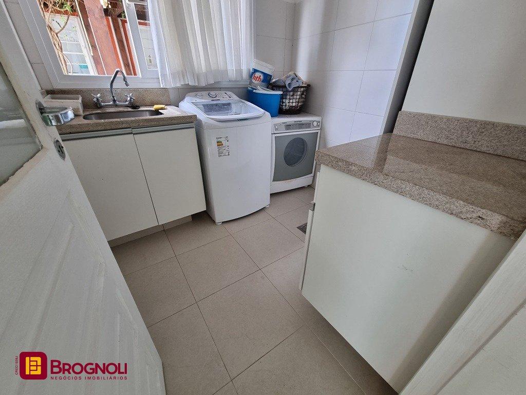 Casa com 300m², 5 quartos (sendo 2 suítes), 2 garagens, no bairro Sambaqui em Florianópolis