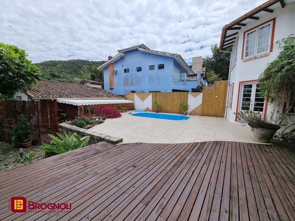 Casa com 300m², 5 quartos (sendo 2 suítes), 2 garagens, no bairro Sambaqui em Florianópolis