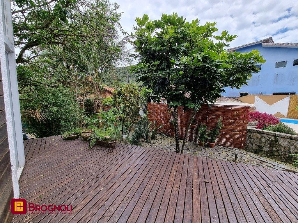 Casa com 300m², 5 quartos (sendo 2 suítes), 2 garagens, no bairro Sambaqui em Florianópolis
