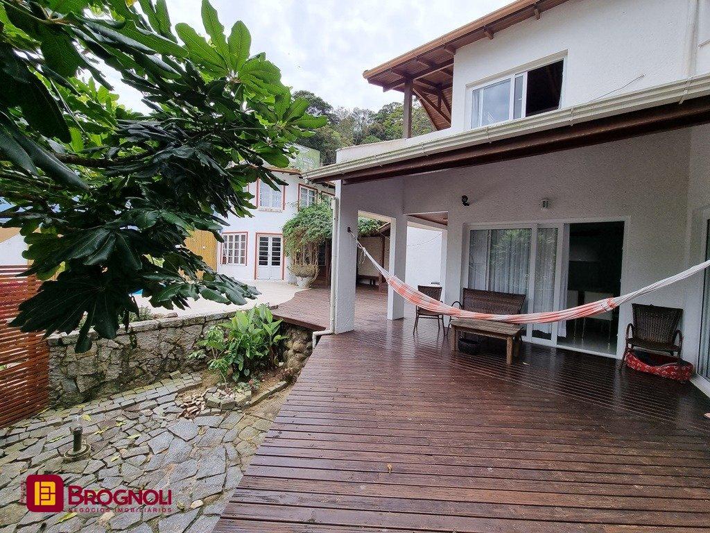 Casa com 300m², 5 quartos (sendo 2 suítes), 2 garagens, no bairro Sambaqui em Florianópolis