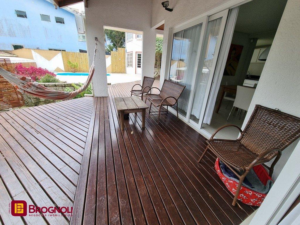 Casa com 300m², 5 quartos (sendo 2 suítes), 2 garagens, no bairro Sambaqui em Florianópolis