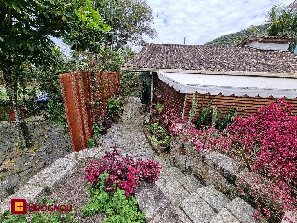 Casa com 300m², 5 quartos (sendo 2 suítes), 2 garagens, no bairro Sambaqui em Florianópolis