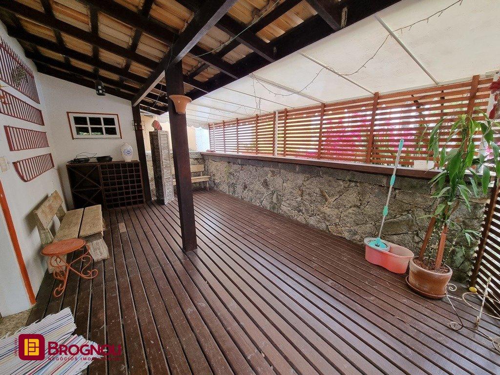 Casa com 300m², 5 quartos (sendo 2 suítes), 2 garagens, no bairro Sambaqui em Florianópolis