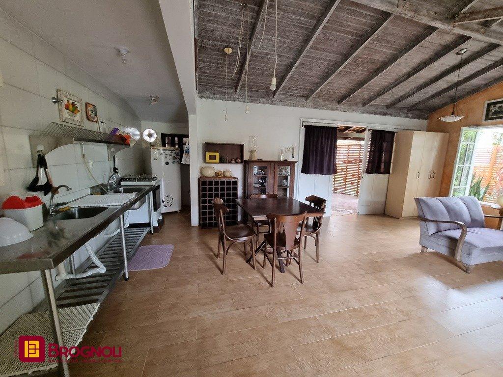 Casa com 300m², 5 quartos (sendo 2 suítes), 2 garagens, no bairro Sambaqui em Florianópolis