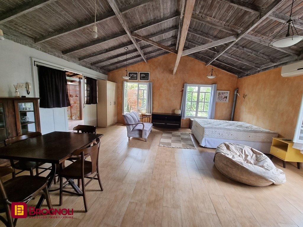 Casa com 300m², 5 quartos (sendo 2 suítes), 2 garagens, no bairro Sambaqui em Florianópolis