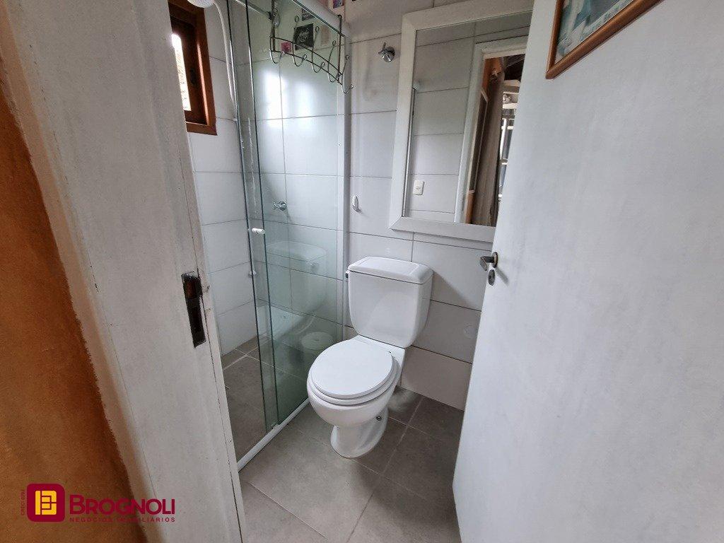 Casa com 300m², 5 quartos (sendo 2 suítes), 2 garagens, no bairro Sambaqui em Florianópolis