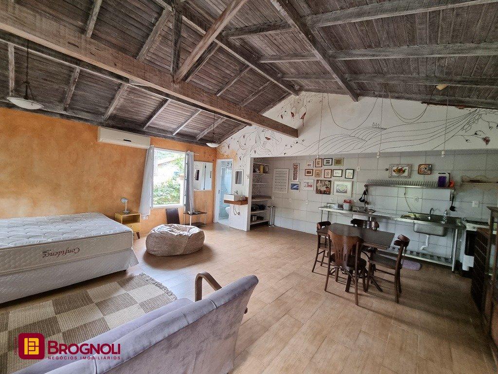 Casa com 300m², 5 quartos (sendo 2 suítes), 2 garagens, no bairro Sambaqui em Florianópolis