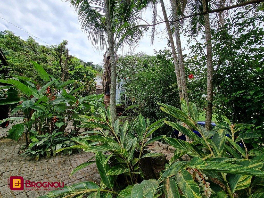 Casa com 300m², 5 quartos (sendo 2 suítes), 2 garagens, no bairro Sambaqui em Florianópolis