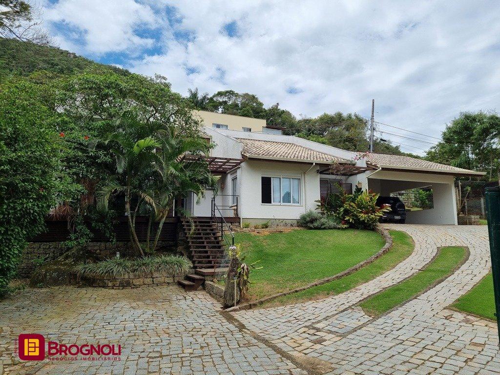 Casa com 300m², 5 quartos (sendo 2 suítes), 2 garagens, no bairro Sambaqui em Florianópolis