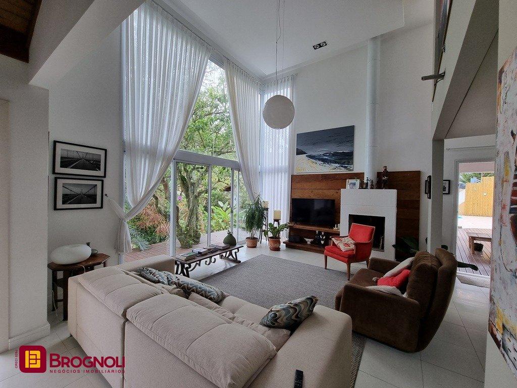 Casa com 300m², 5 quartos (sendo 2 suítes), 2 garagens, no bairro Sambaqui em Florianópolis