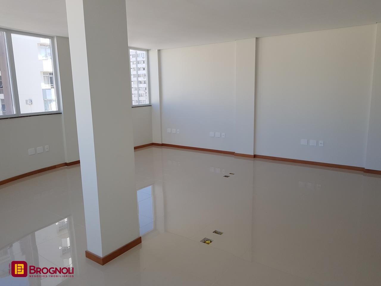 Prédio com 600m², 8 garagens, no bairro Centro em Florianópolis