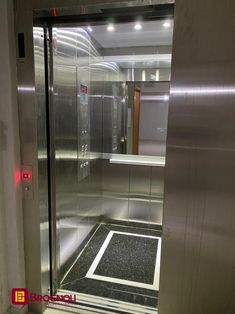 Prédio com 600m², 8 garagens, no bairro Centro em Florianópolis