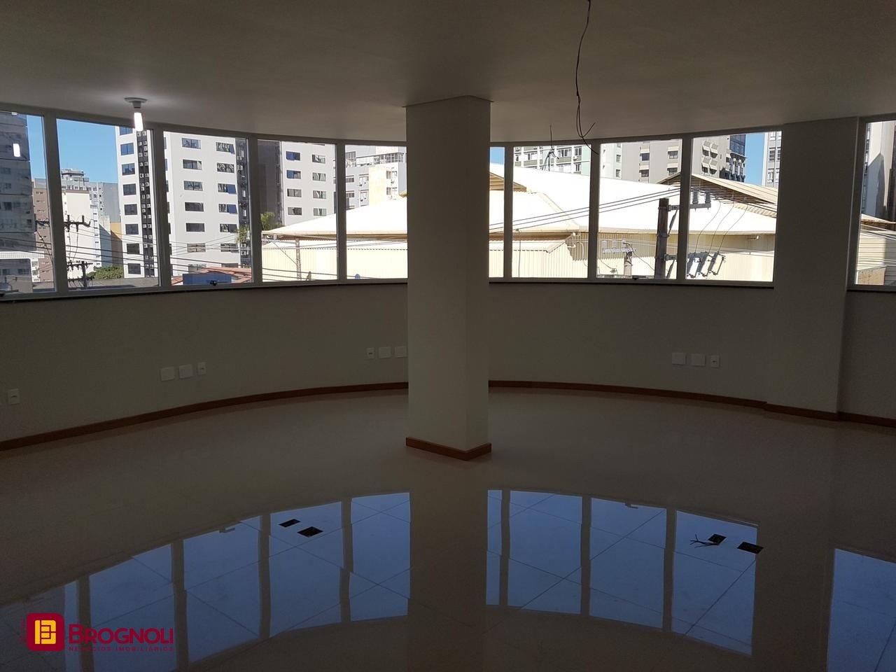 Prédio com 600m², 8 garagens, no bairro Centro em Florianópolis
