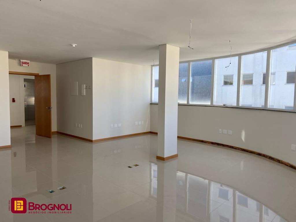 Prédio com 600m², 8 garagens, no bairro Centro em Florianópolis