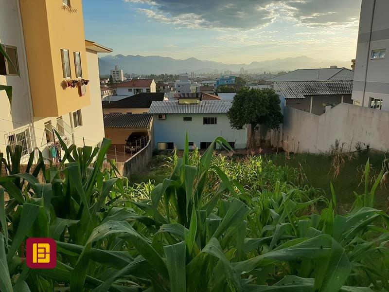 Terreno com 360m², no bairro Fazenda Santo Antônio em São José
