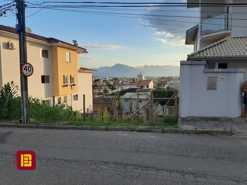 Terreno com 360m², no bairro Fazenda Santo Antônio em São José