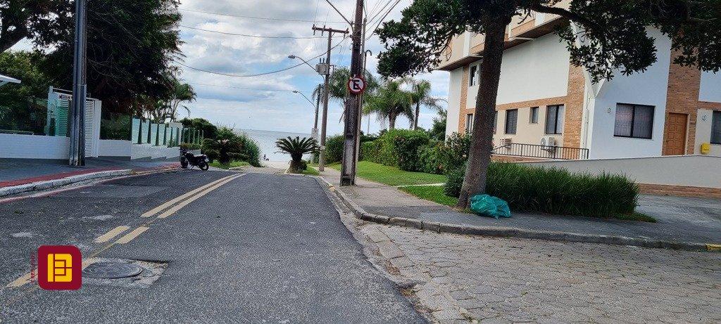 Apartamento com 74m², 4 quartos (sendo 2 suítes), 1 garagem, no bairro Canasvieiras em Florianópolis